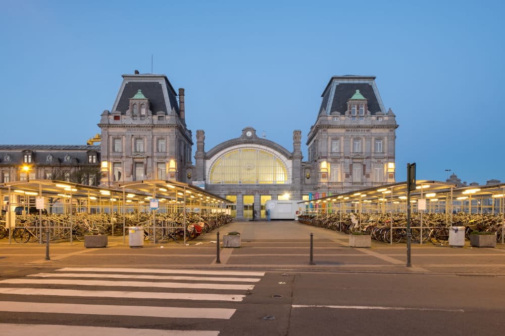 KDV - Absperrpoller vor dem Hauptbahnhof von Ostende in Belgien