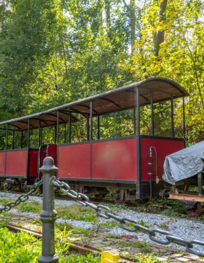 KDV - Absperrpoller mit Absperrkette an der Kurbahn in Bad Schwalbach