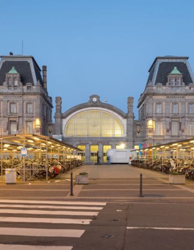 KDV - Absperrpoller vor dem Hauptbahnhof von Ostende in Belgien